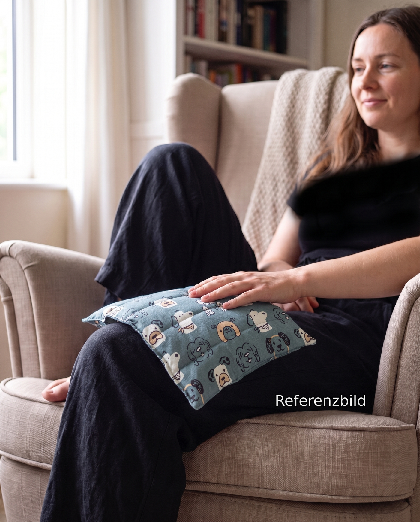 Kleines Roggenkissen Hunde Blau / Grau – in Anwendung (Referenzbild)