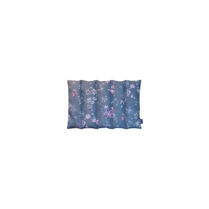 Kleines Roggenkissen Blau mit Blümchen und Schmetterlingen – Produktfoto