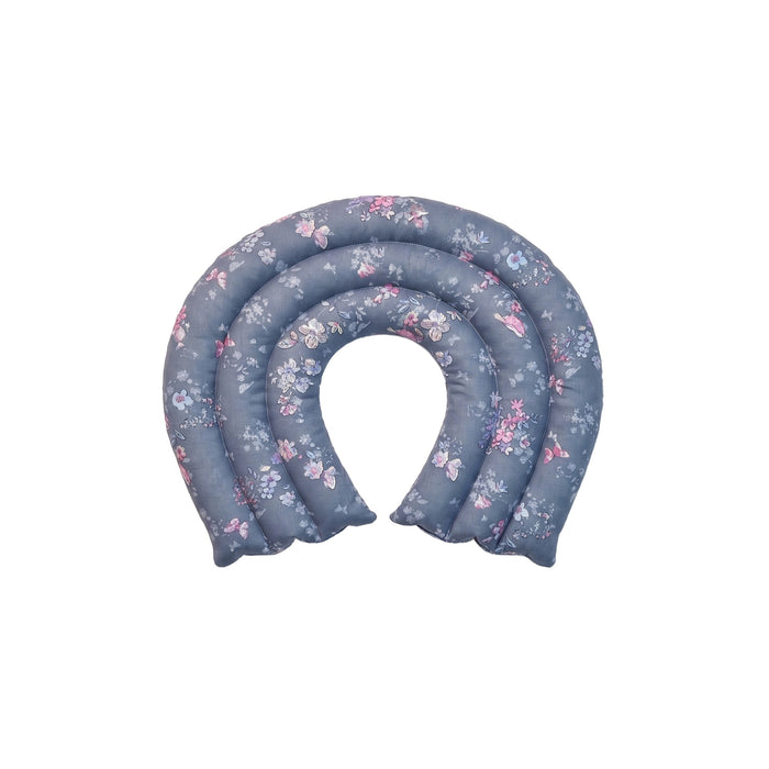 Schulter-Nackenkissen Blau mit Blümchen und Schmetterlingen – Produktfoto