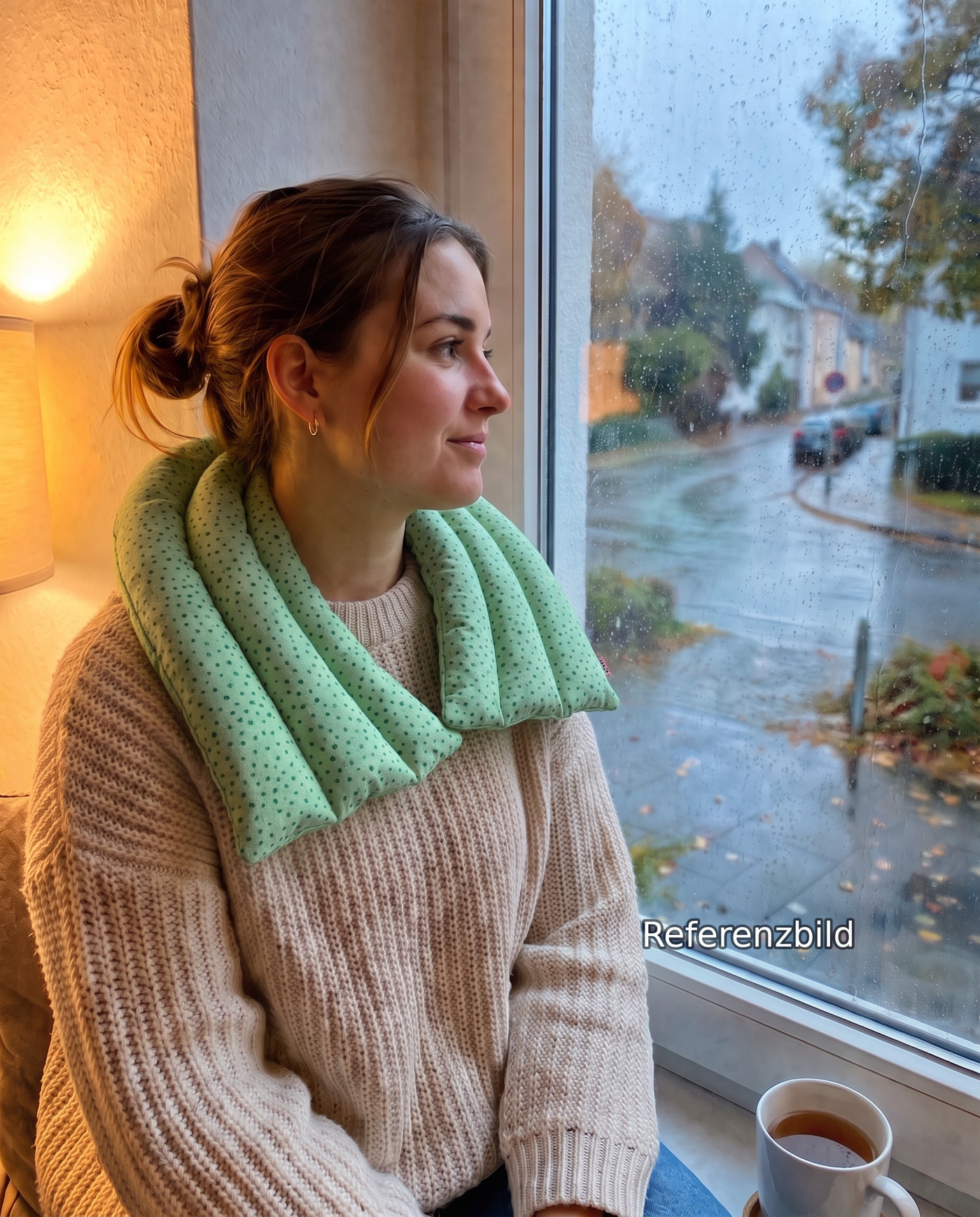 Schulter-Nackenkissen Grüne Tupfen – in Anwendung (Referenzbild)
