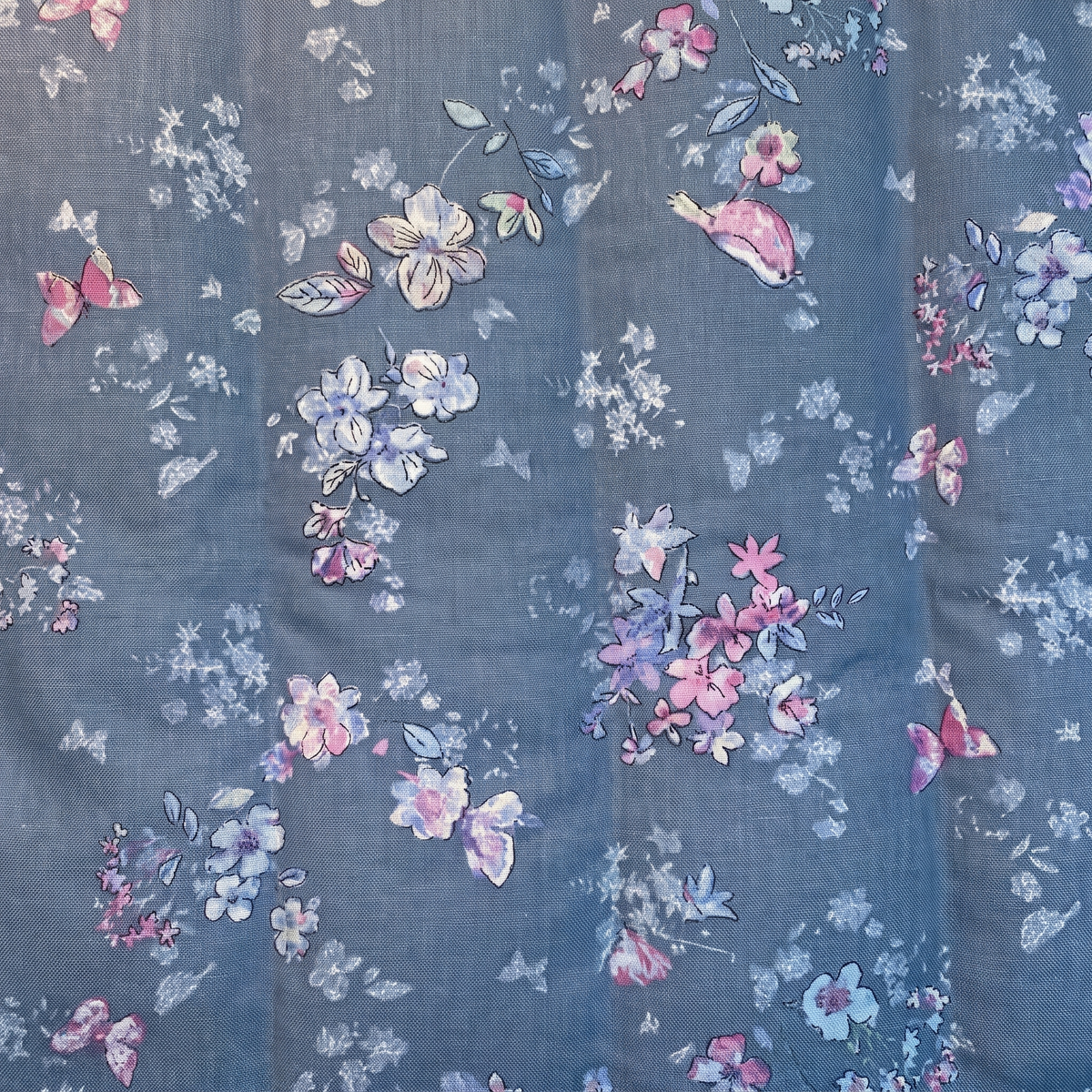 Blau mit Blümchen und Schmetterlingen – Stoffdetail