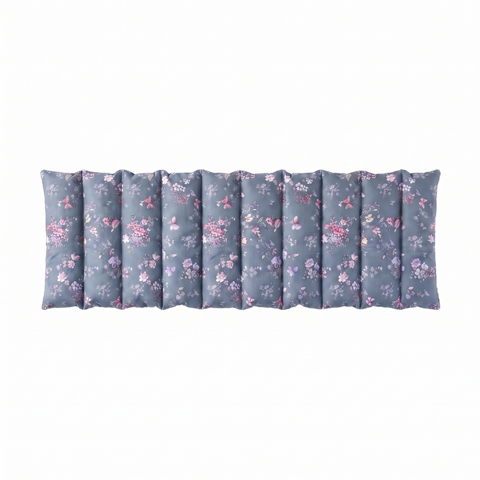 Langes Roggenkissen Blau mit Blümchen und Schmetterlingen – Produktfoto